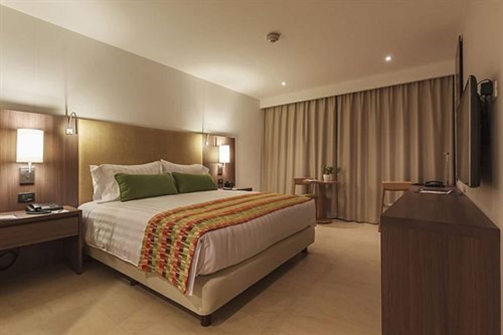 Estelar Villavicencio Hotel & Centro De Convenciones Kültér fotó A bedroom at the hotel