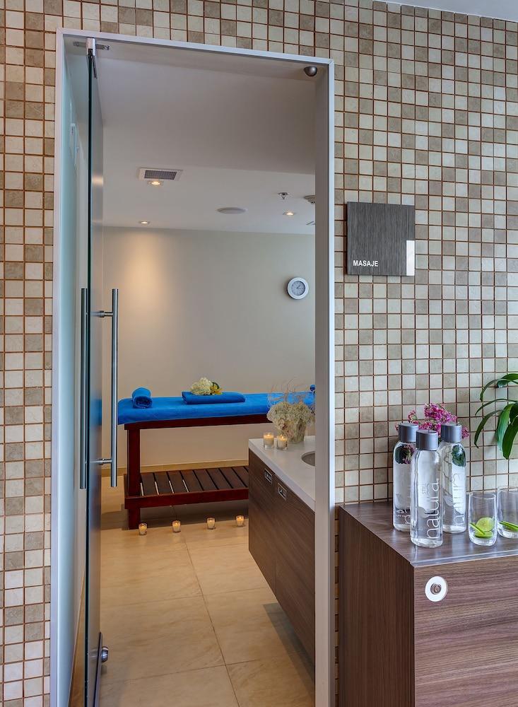 Estelar Villavicencio Hotel & Centro De Convenciones Kültér fotó A massage room at a spa
