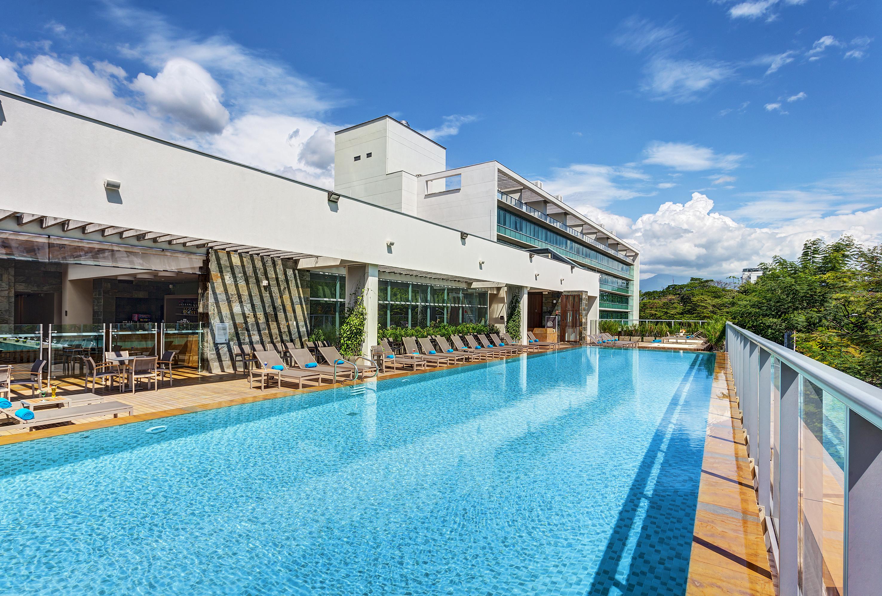 Estelar Villavicencio Hotel & Centro De Convenciones Kültér fotó The swimming pool at the hotel