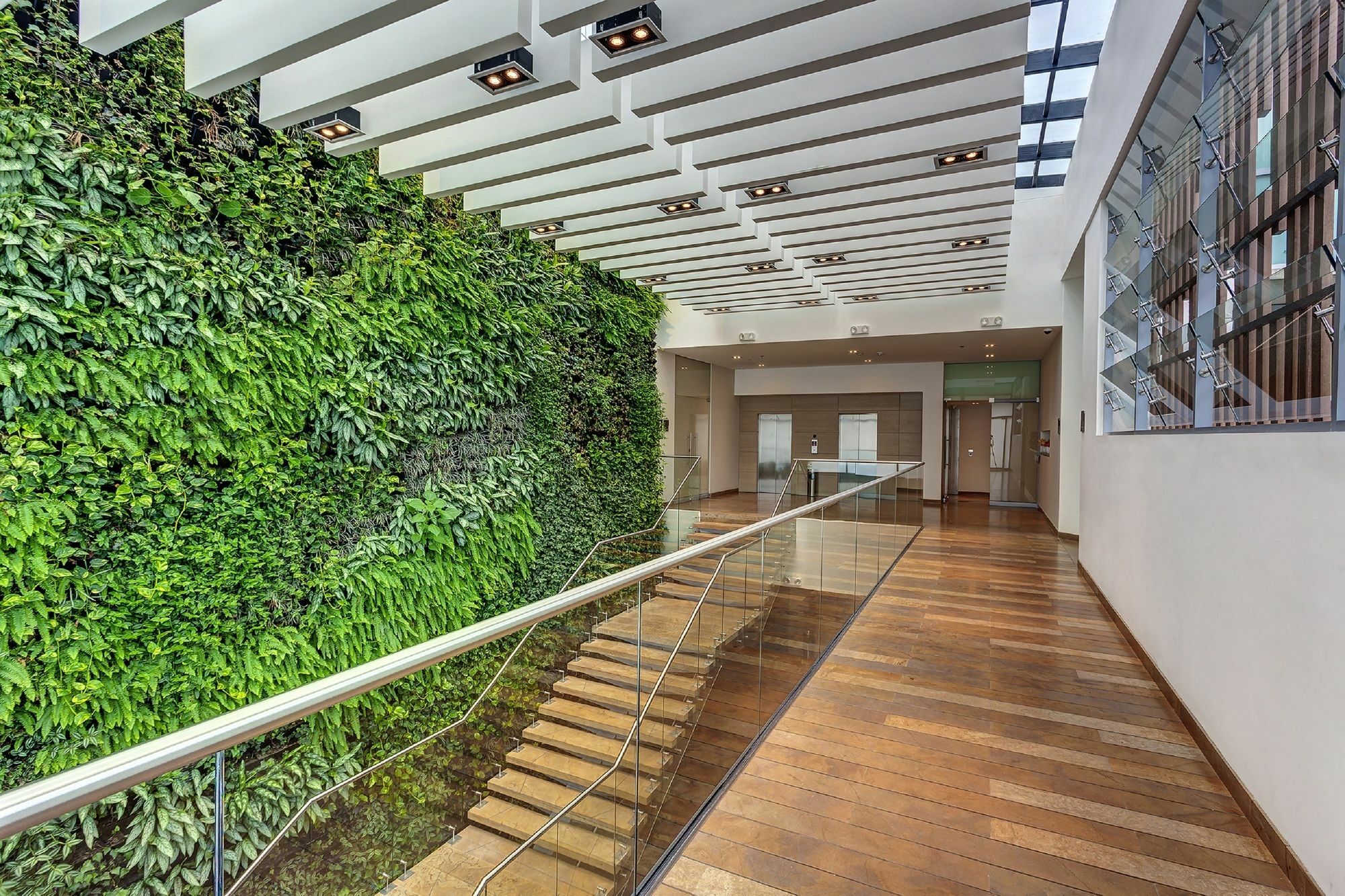 Estelar Villavicencio Hotel & Centro De Convenciones Kültér fotó Green wall in a modern office